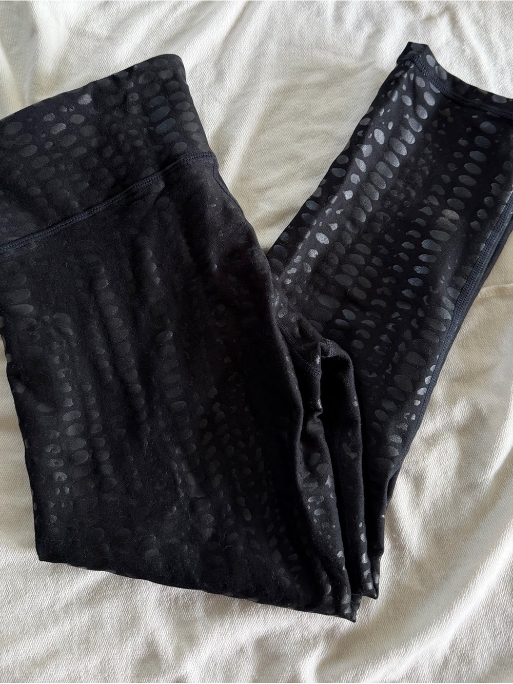 Fabletics Black Glossy Print Mid Rise Capri Leggings 19” Inseam